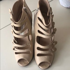 Oscar De La Renta beige soft leather wedge